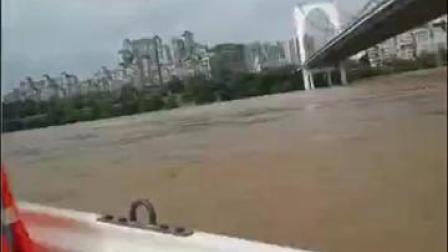 城中分局水上驾驶冲锋舟接被洪水围困群众上岸！#柳州洪水 #我为群众办实事