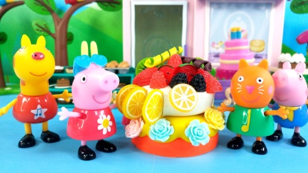 玩具英语：小猪佩奇之装饰水果蛋糕，草莓巧克力和水果片装饰
