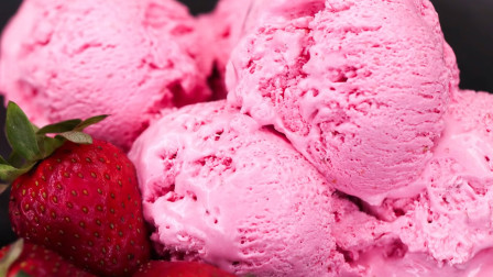 教你自己做草莓冰淇淋，口感细腻无冰渣，比哈根达斯还好吃