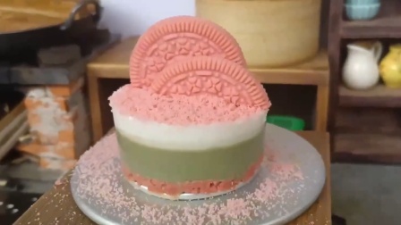 奥利奥酸奶慕斯蛋糕，这粉粉嫩嫩的颜值