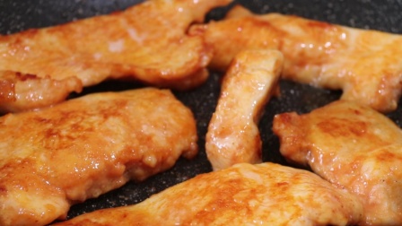 这是奥尔良香煎鸡胸肉的做法，鸡肉嫩滑多汁，减肥的人也可以吃