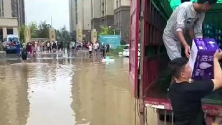 7月23日，郑州市白沙区魏庄村，安徽灵璧老兵应急救援队队员自发募捐急需物资800余件，给安置居送食品和水。#救援 #河南暴雨互助