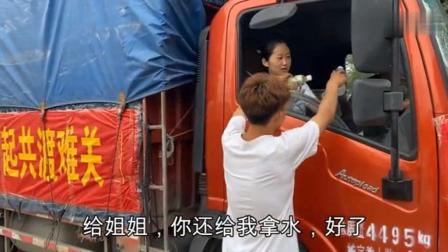 农村媳妇担心河南灾情，与舅舅一同捐赠一车物资，向河南同胞献份爱心