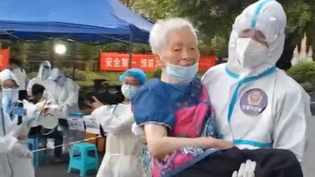 &ldquo;想起我的奶奶！&rdquo;40℃高温下防疫民警&ldquo;公主抱&rdquo;送老人回家