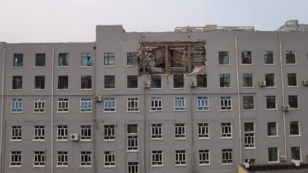 哈尔滨一办公楼顶层坍塌，目击者讲述惊魂一幕：轰一声房盖塌了