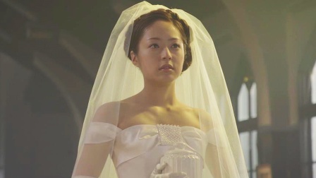 你是否还记得你的初恋，男孩因病离世，女孩甘愿抱着骨灰进入婚礼