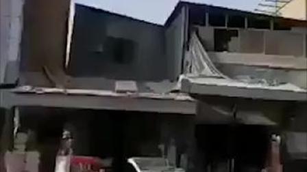 疑似#塔利班开美黑鹰直升机在坎大哈上空吊人画面被曝光
