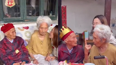四川百岁奶奶参加121岁老人生日宴，硬核打招呼:喝酒吃火锅不