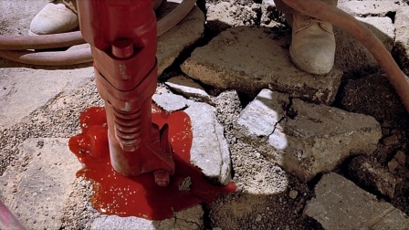 工人正在修路，电钻下突然发出惨叫，地面渗出一滩鲜红！