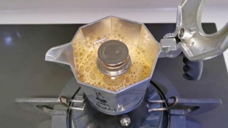 用摩卡壶制作一杯冰美式咖啡的详细方法，喜欢咖啡的朋友不要错过