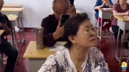 老年人智能手机培训的一幕，认真的让人泪目