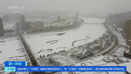 [第一时间]吉林通化：强降雪致多条客运班线停发 火车站机场清雪除冰