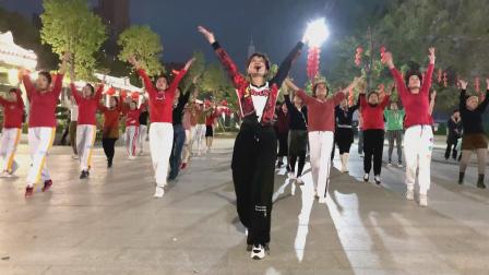 团队版广场舞《站在草原望北京》豪迈大气，跳出对祖国的