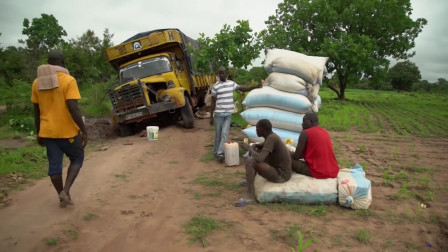 塞内加尔玩命道路, 60公里两天跑不完, 赶集卖大米, 一袋只能含泪赚2块! #走进非洲&nbsp;#精彩纪录片推荐