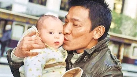 你不记得的那些明星头条 刘德华38年前亲过他，如今已是国际巨星，名气比华仔还大？