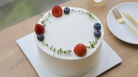 蛋糕还能这么装饰：一个朴素的草莓奶油蛋糕