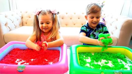 小女孩和哥哥使用橡皮泥捏玩具比赛，红绿大比拼谁能取得胜利呢