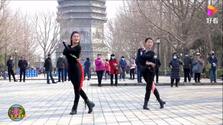 北京玲珑广场舞舞蹈队的队长小红和高手丁香演绎古典舞《白狐》。很美！高手过招，各有胜负。小红是柔美，丁香是优雅大气