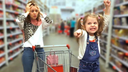 妈妈带小女孩去商场玩耍，可是她竟然偷吃零食，还在商场搞破坏！