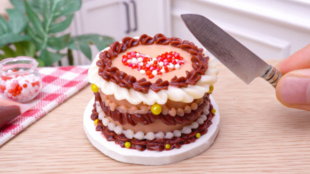 手工制作巧克力爱心蛋糕，看起来好美味呀！