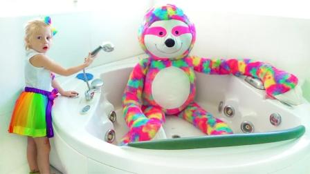 小女孩还以为玩具小熊不见了，没想到小熊自己跑进浴缸洗澡去了！