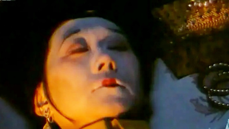 中国第一部盗墓电影，盗墓贼半夜挖坟，一开棺材女尸竟然栩栩如生