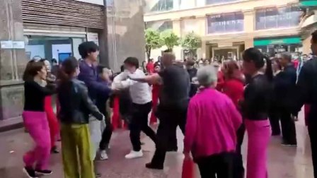广场舞人员手机店前跳舞，店员上前理论被打，双方发生肢体冲突