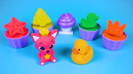 彩泥DIY玩具秀 可爱的小动物制作不同颜色的纸杯蛋糕