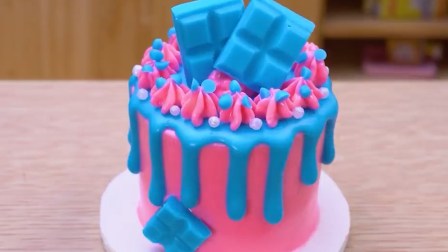 用迷你厨房做粉蓝色的巧克力蛋糕