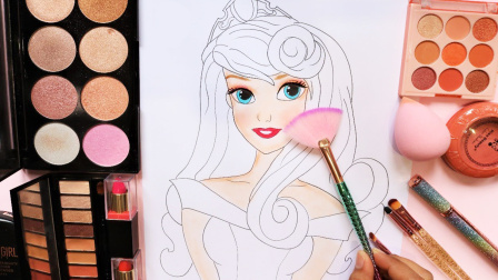 真有趣！一起用化妆品来给爱洛公主打扮的美美哒！