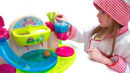 小女孩使用神奇的糖果机，手工制作出各种颜色的彩色棒棒糖！