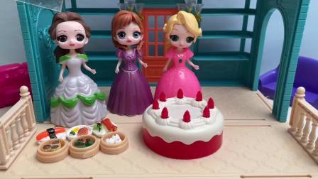 白雪公主过生日，贝儿亲手为白雪做了蛋糕，还有芭比娃娃！