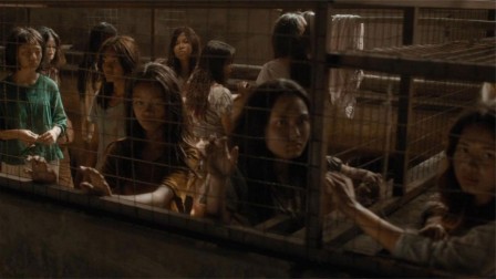 最令人发指的电影，数百名少女被关到笼子，被人贩子毒打残害