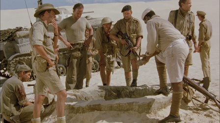 一群脱水的士兵在沙漠中挖到一口没水的枯井，却开心的不想走了
