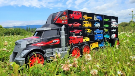 卡车在公园里收集彩色工作车玩具