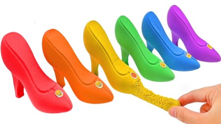 少儿益智玩具，玩太空沙，做彩色鞋子学习颜色