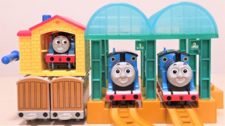 电动小火车托马斯玩具在轨道上行驶