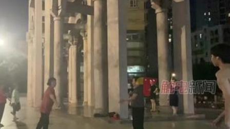 理论运用到实践！6月27日，广东惠州一男子玩滑板时遇到广场舞大妈辱骂，结果凭借“#退退退”赢了对方！网友：一招“退退退”天下无敌！#广东