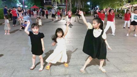 小女孩跳广场舞《老娘驾到》一群大妈伴舞，场面真热闹！