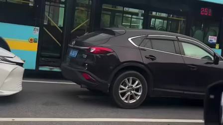 &ldquo;你不要过来啊！&rdquo;前车在路口溜车，后车着急按喇叭提醒&hellip;&hellip;提醒：挂空挡时，记得拉手刹！安全驾驶莫疏忽。@人民日报 @人民网