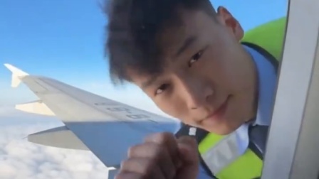 片头不这么炸裂怕你记不住！交警提醒：骑电动车记得佩戴安全头盔
