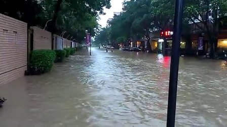 511中山市三乡镇大暴雨山洪爆发引起水浸街
