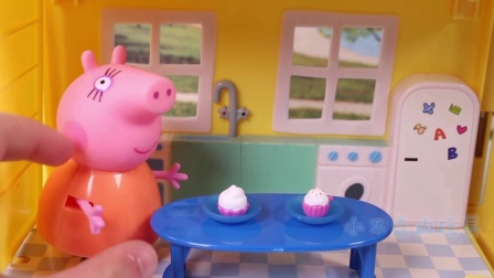 小不点的玩具 2016 粉红猪小妹 猪妈妈为小猪佩奇和乔治制作纸杯蛋糕 猪妈妈为佩奇乔治制作蛋糕