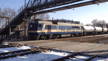 齐鲁石化铁石站 东风8b 0165牵引罐车货列由辛泰线经联络线进入铁石站