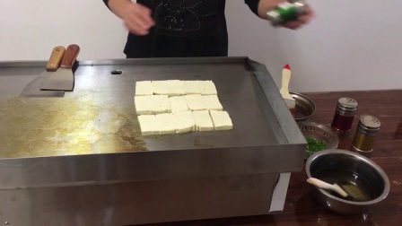 阳光大姐和你分享：用独家秘制酱料制作的铁板豆腐；月入过万！