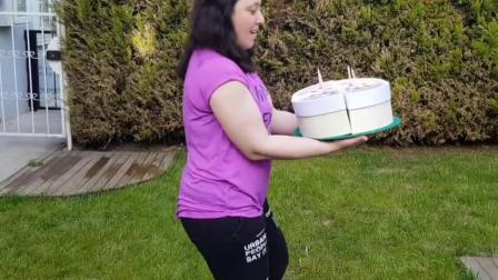 小萝莉过生日，妈妈给她准备了美味生日蛋糕跟惊喜蛋呢！