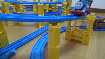 漂亮的托马斯小火车玩具太吸引人了，小火车找小动物，真的好玩