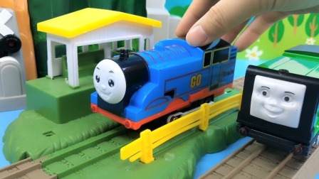 托马斯小火车找到好朋友培西，一起过生日