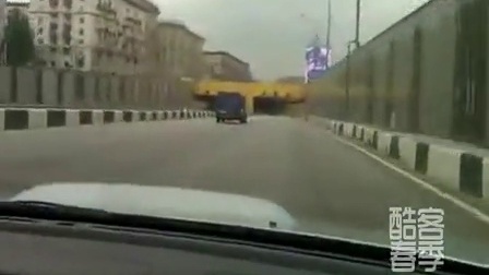 拍客俄罗斯少年开车时速200码致连环撞