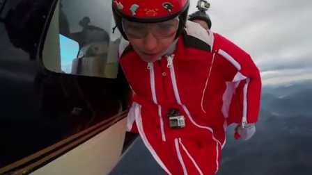 艺高人胆大 女子火山上空完成高难度跳伞 160701